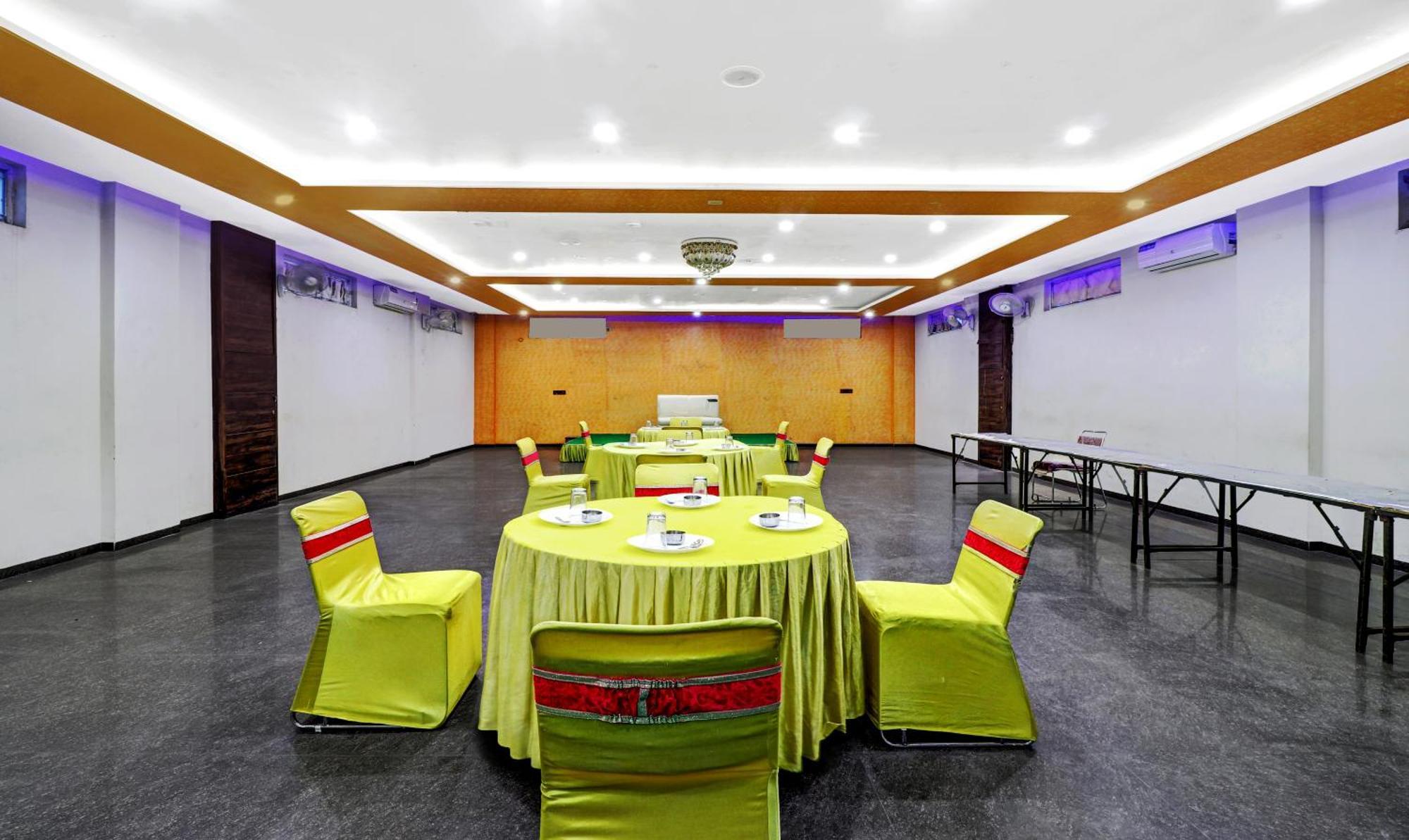Treebo Trend Anjali Mahal Hotel Mathura Bagian luar foto